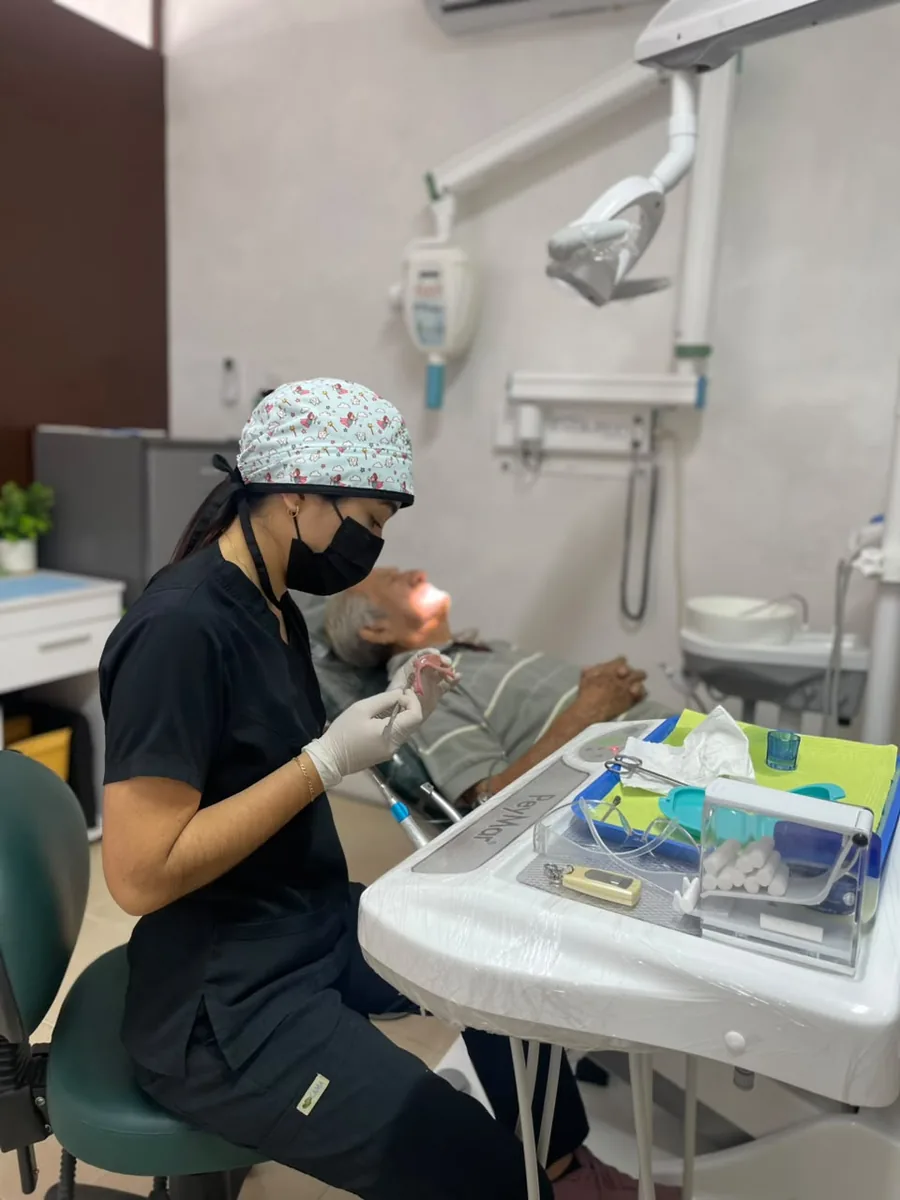 La Dra. Aresha atendiendo a un paciente en su consultorio dental en Ixil, Yucatán